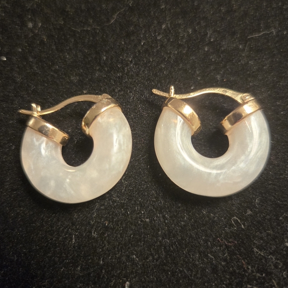 NWOT. White Mother Of Pearl Tube Hoop Earrings In 18k Gold Over Sterling Silver. - Picture 2 of 2